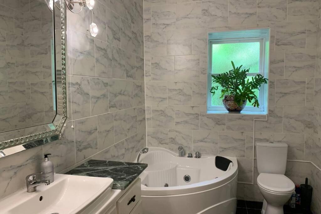 Luxurious Apartment In Historic Mansion - Sleeps 7 Ladock Eksteriør bilde